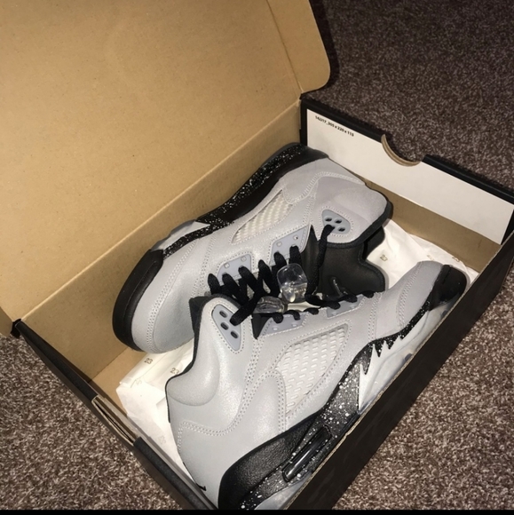 Jordan Grey Wolf GS.. Size 5Y Comes with Box - Picture 4 of 8